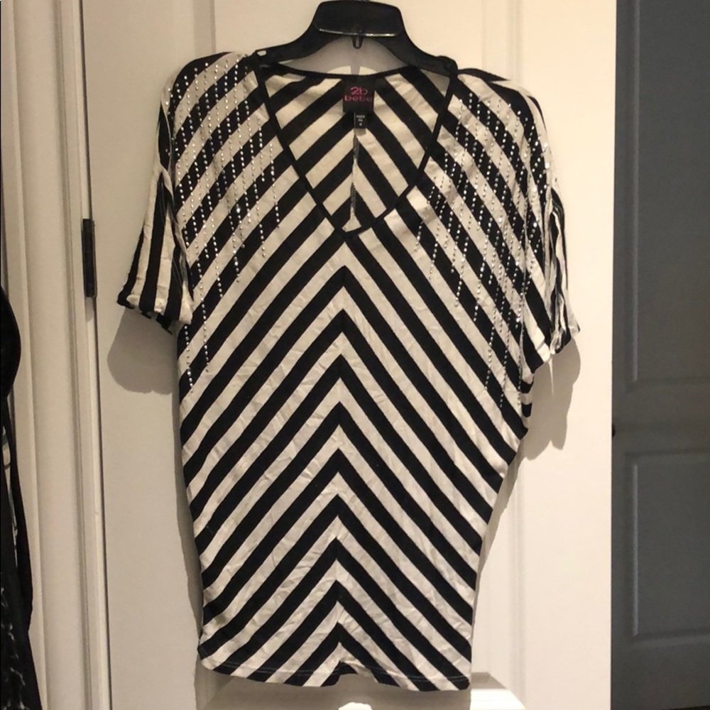 2b bebe Black and White top